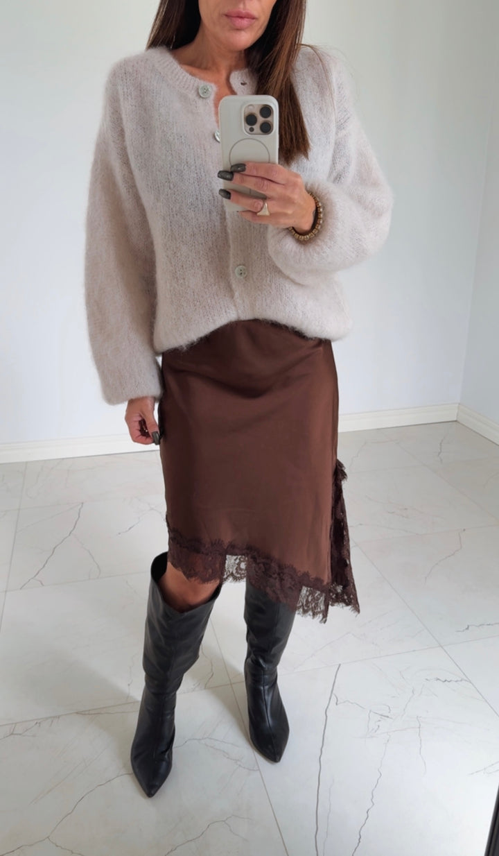 ADELE - Midi satinkjol med spets - Brun