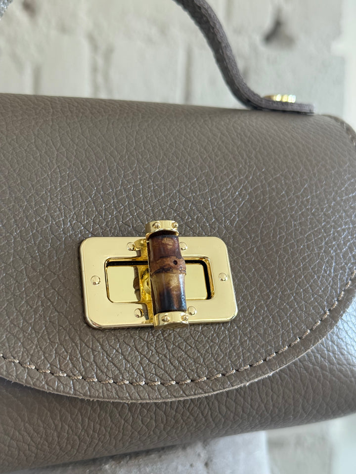 MINI ARWEN - Liten Läder väska med bambulås - Taupe
