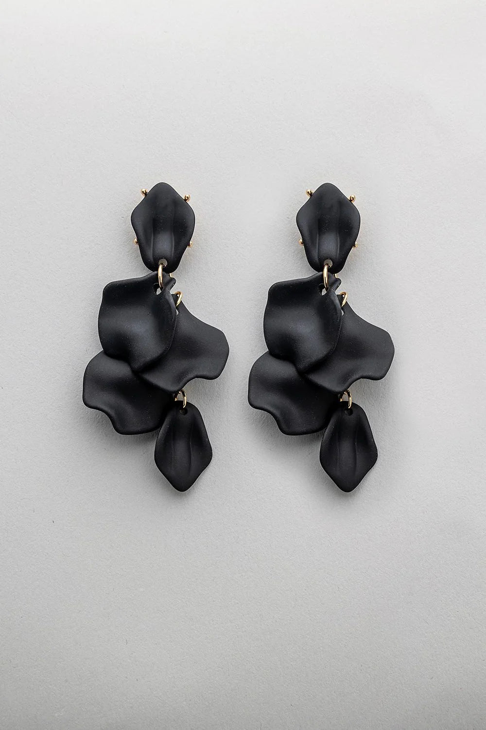 BOW 19 - Leaf earring - Black