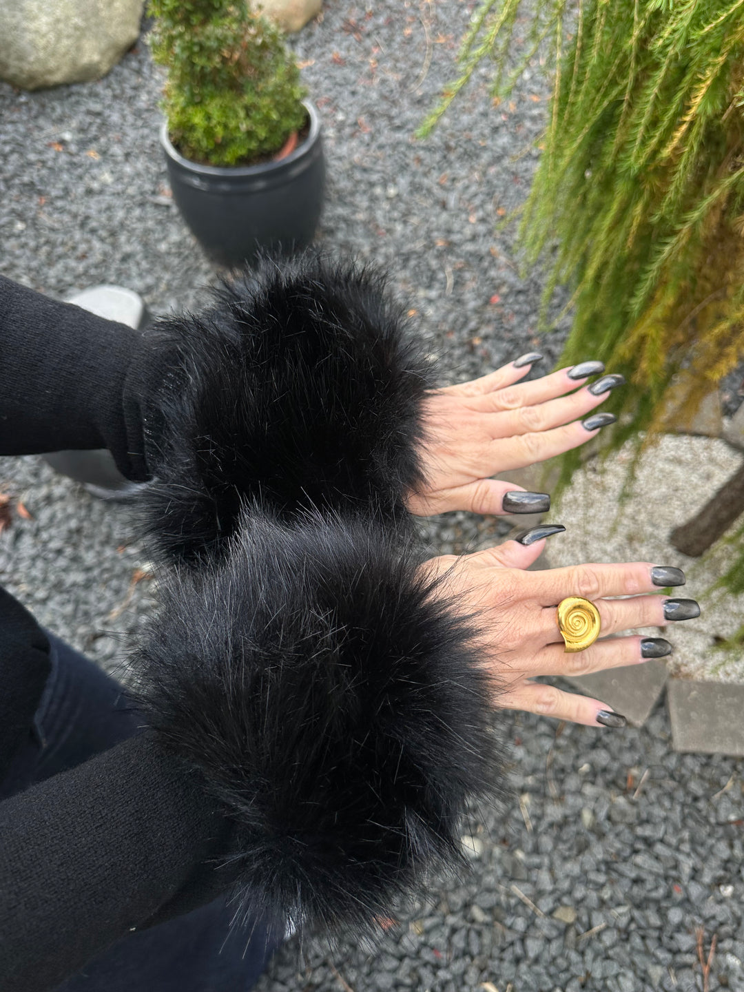 BOW 19 - Anais fake fur cuff -
Black