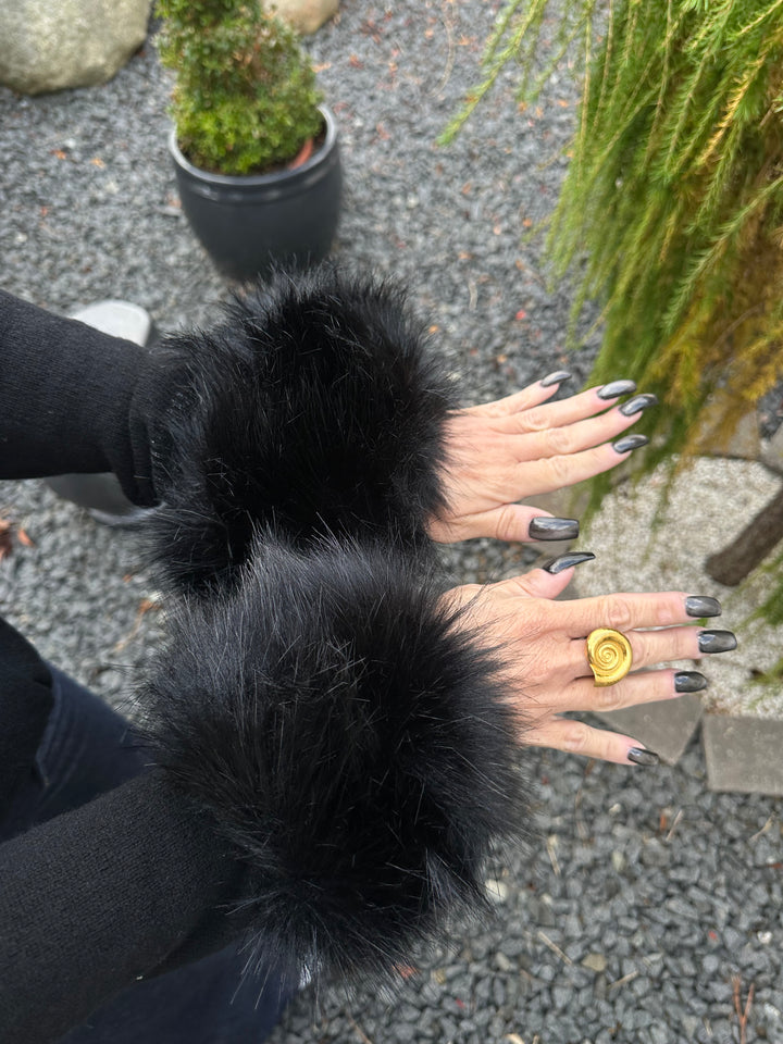 BOW 19 - Anais fake fur cuff - 
Black