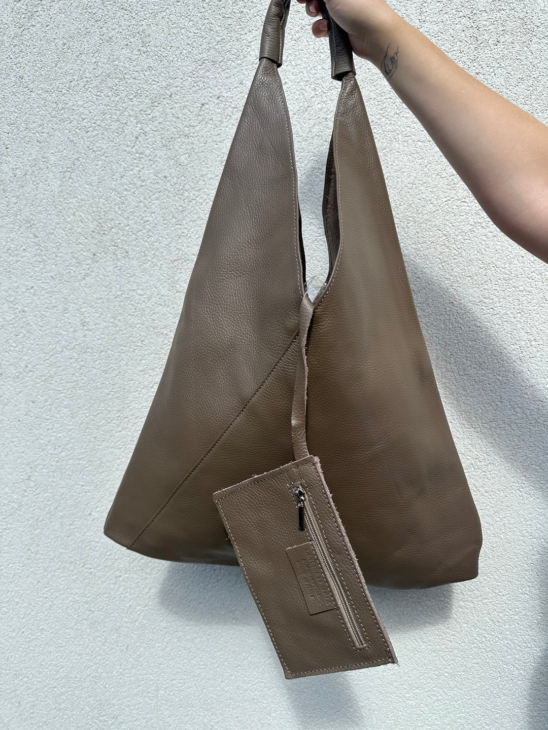 SALLY - Sack bag i läder - Taupe