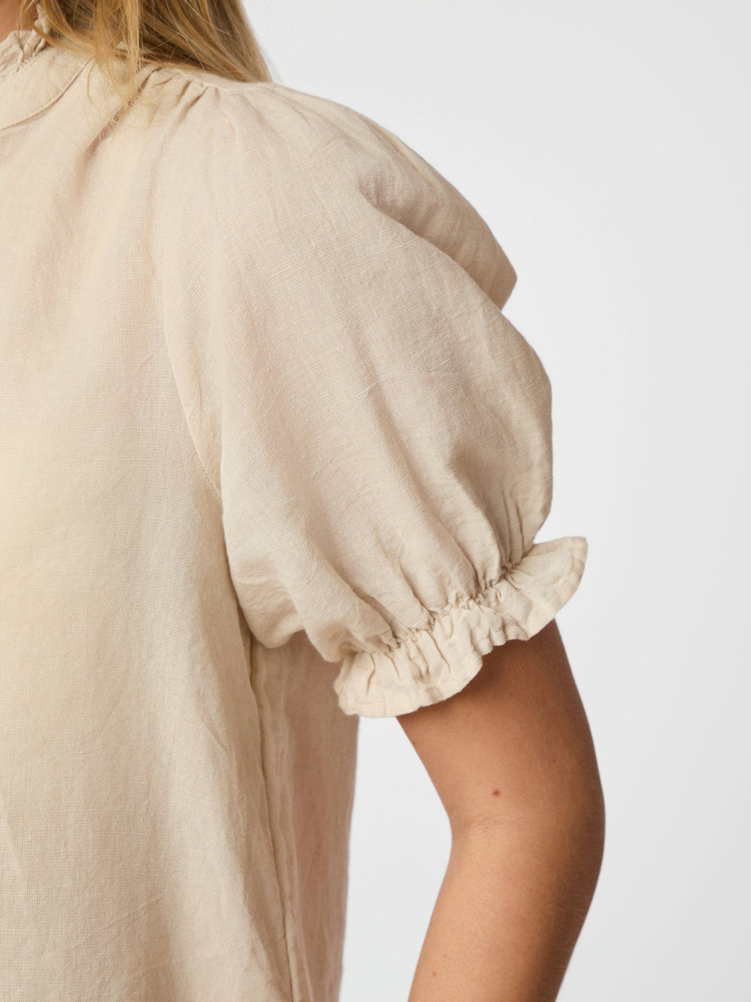 Neo Noir - Odesa Linen Blouse - Sand