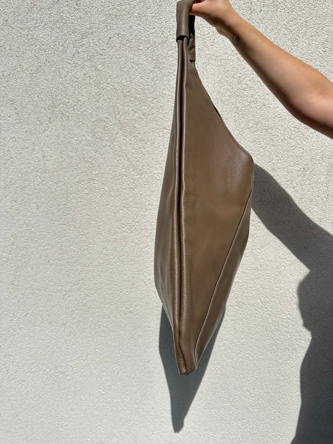 SALLY - Sack bag i läder - Taupe