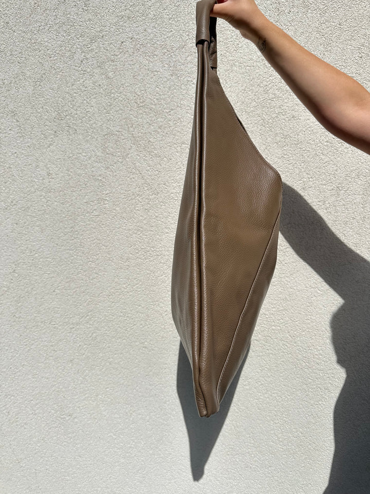 SALLY - Sack bag i läder - Taupe