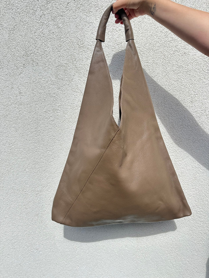SALLY - Sack bag i läder - Taupe