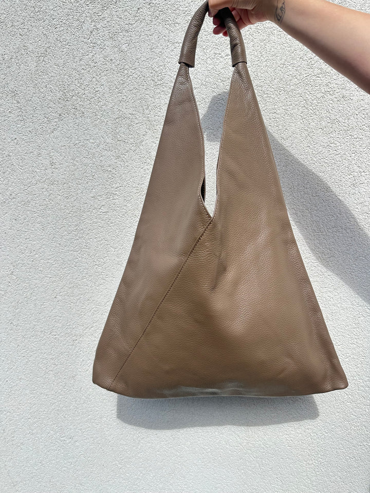 SALLY - Sack bag i läder - Taupe