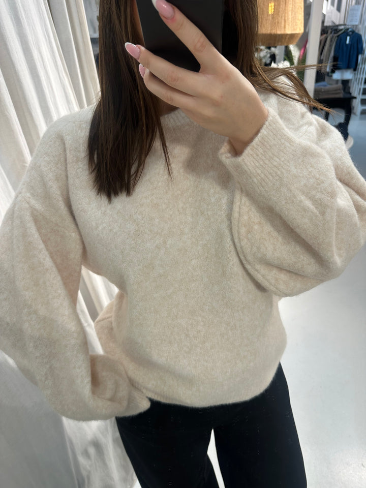 SELECTED BY KABARE - Softy - Ultramjuk stickad tröja med ballongärm - Beige