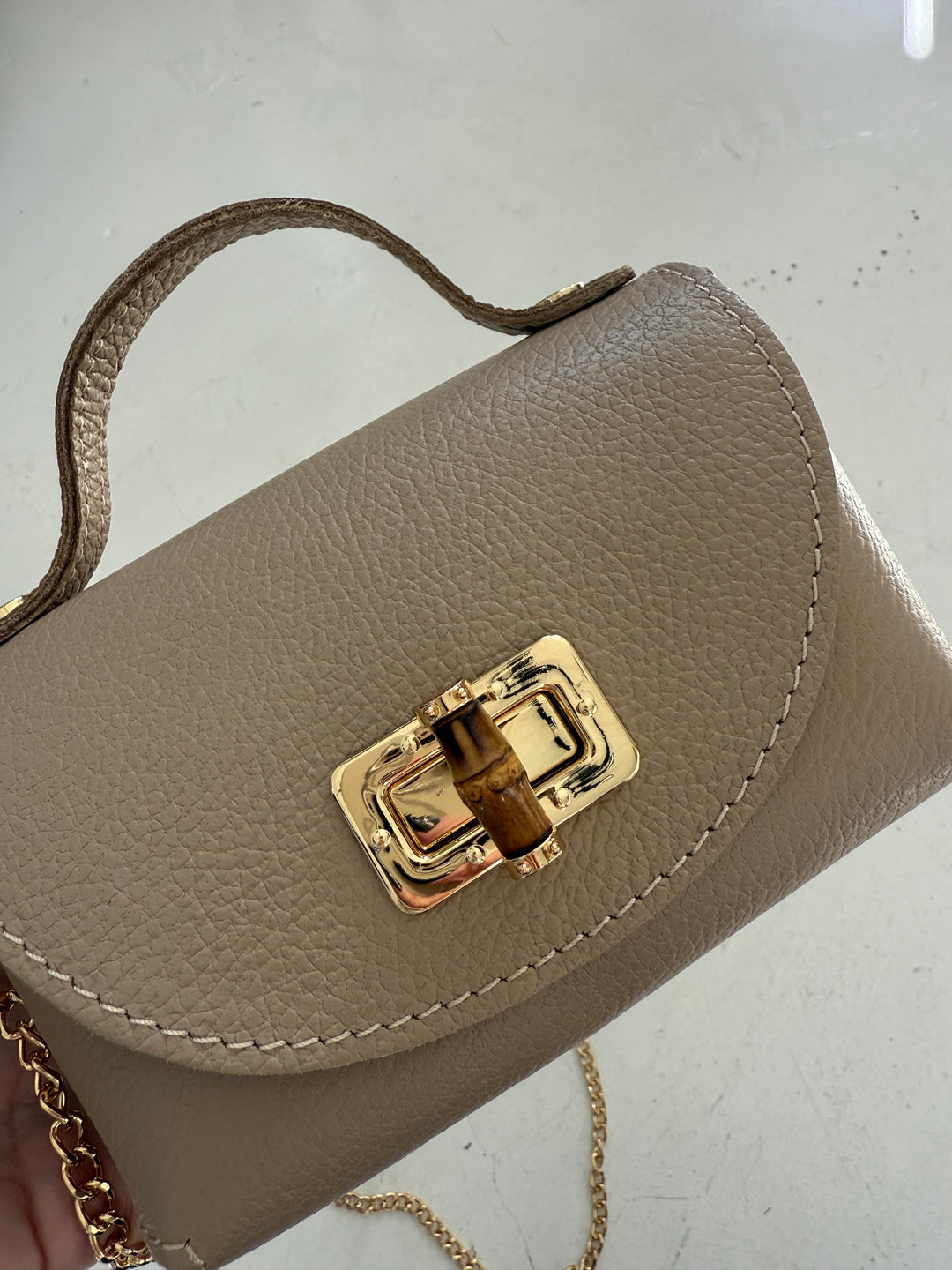 MINI ARWEN - Liten Läder väska med bambu lås - Beige