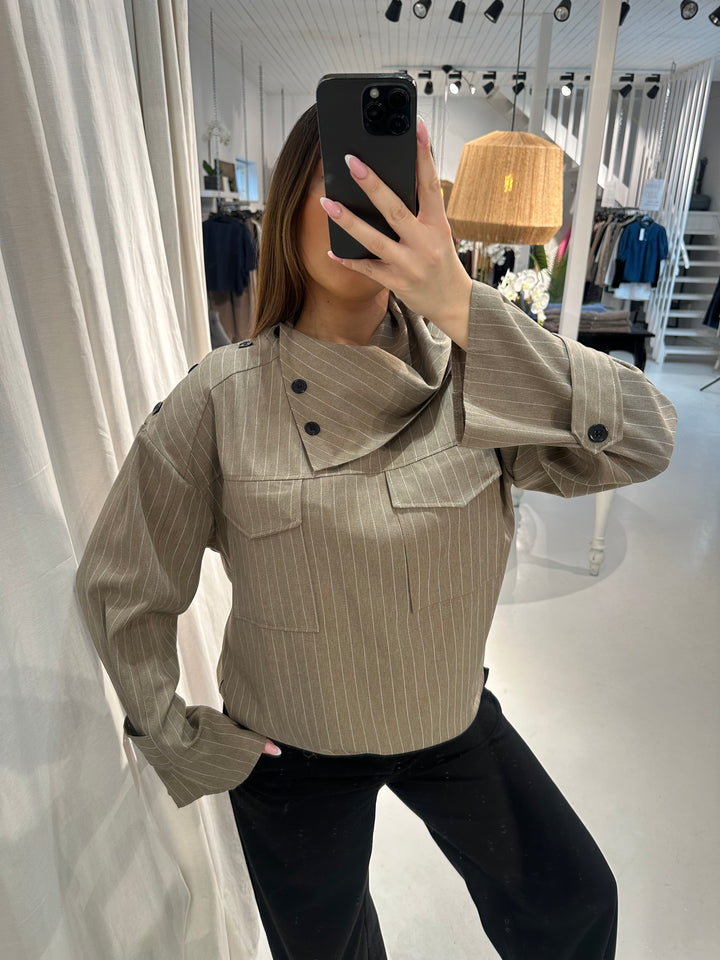 SELECTED BY KABARE - Carma - Randig Skjorta med krage - Taupe