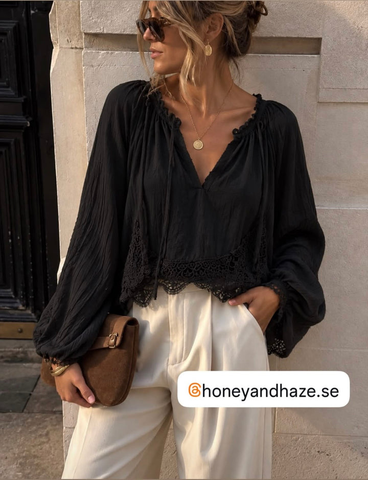 Honey & Haze - Inés Blouse w lace - Black