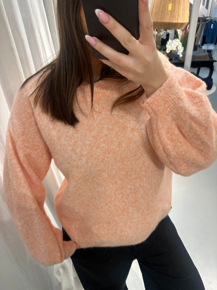 SELECTED BY KABARE - Softy - Ultramjuk stickad tröja med ballongärm - Papaya