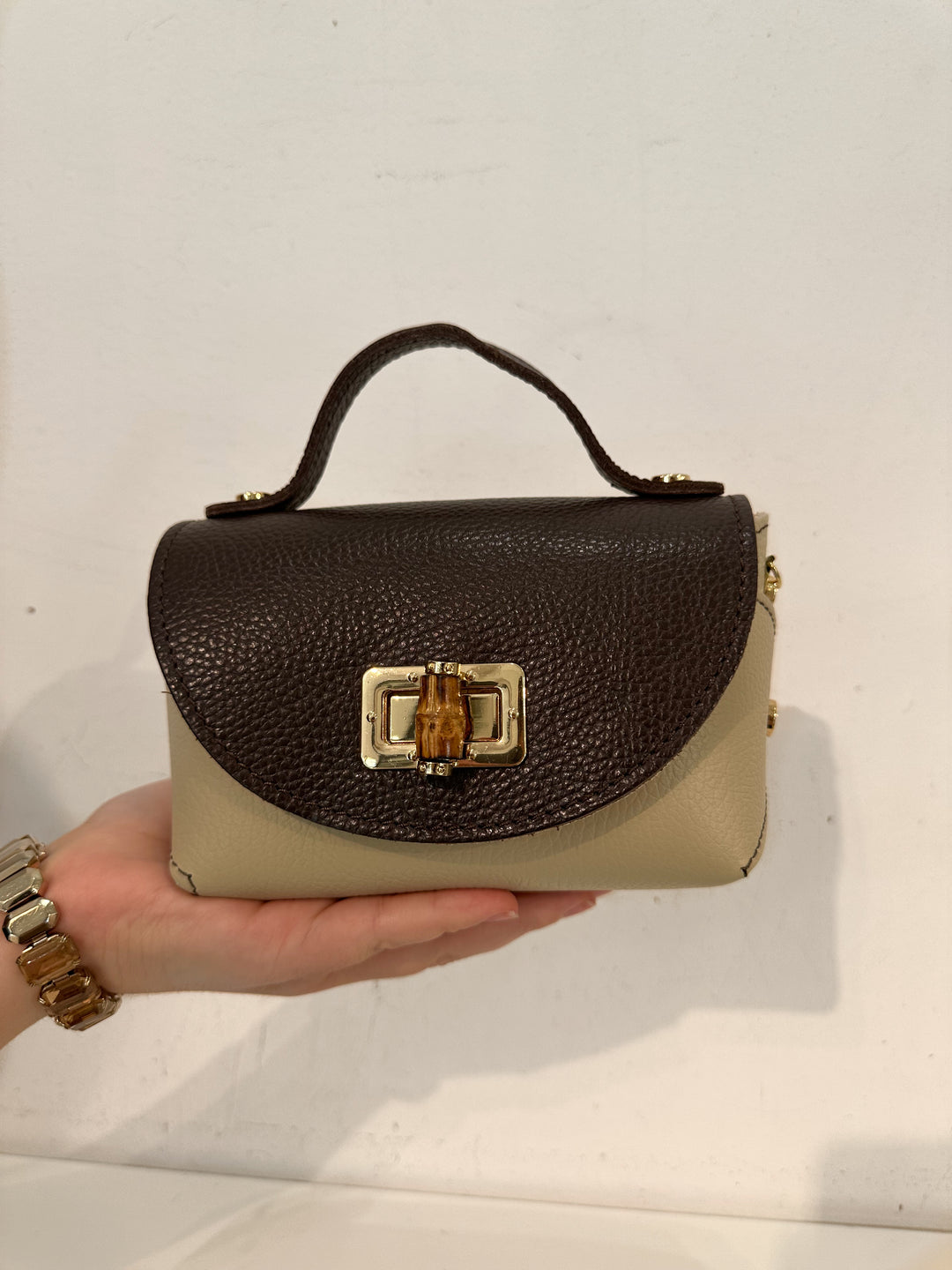 MINI ARWEN - Liten Läder väska med bambu lås - Beige/Brun