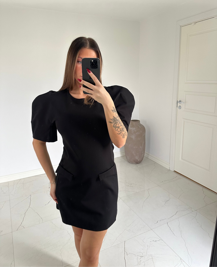 LESLEY - Kort klänning med stor ballongärm - Svart