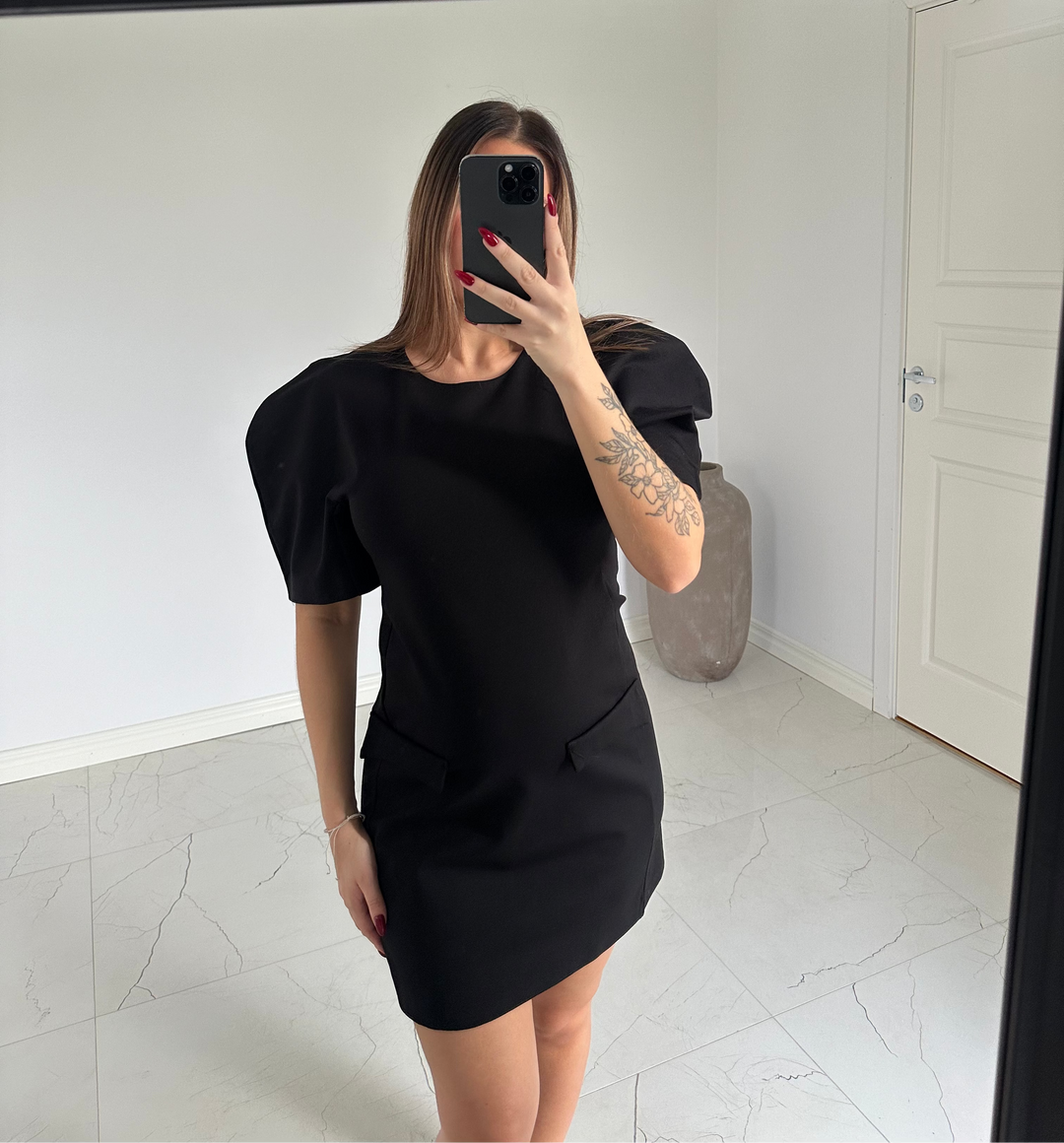 LESLEY - Kort klänning med stor ballongärm - Svart