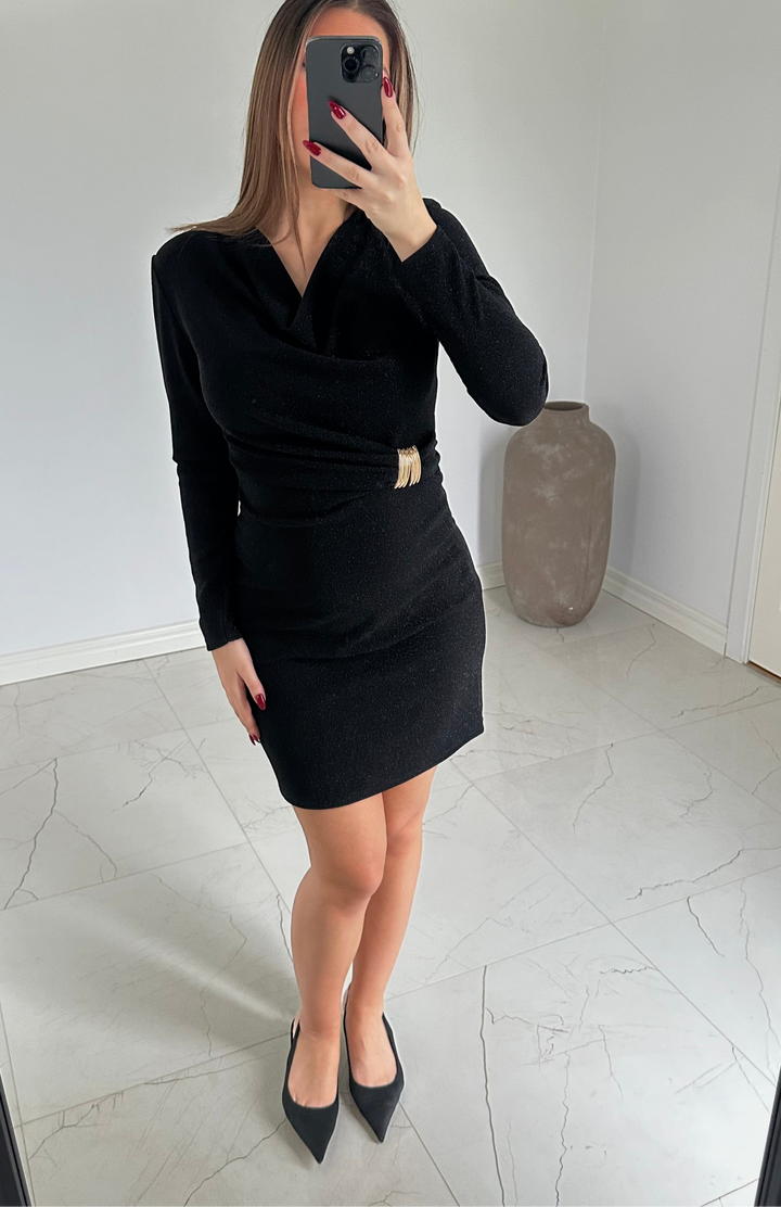 MEGAN - Glitterklänning med gulddetalj - Svart