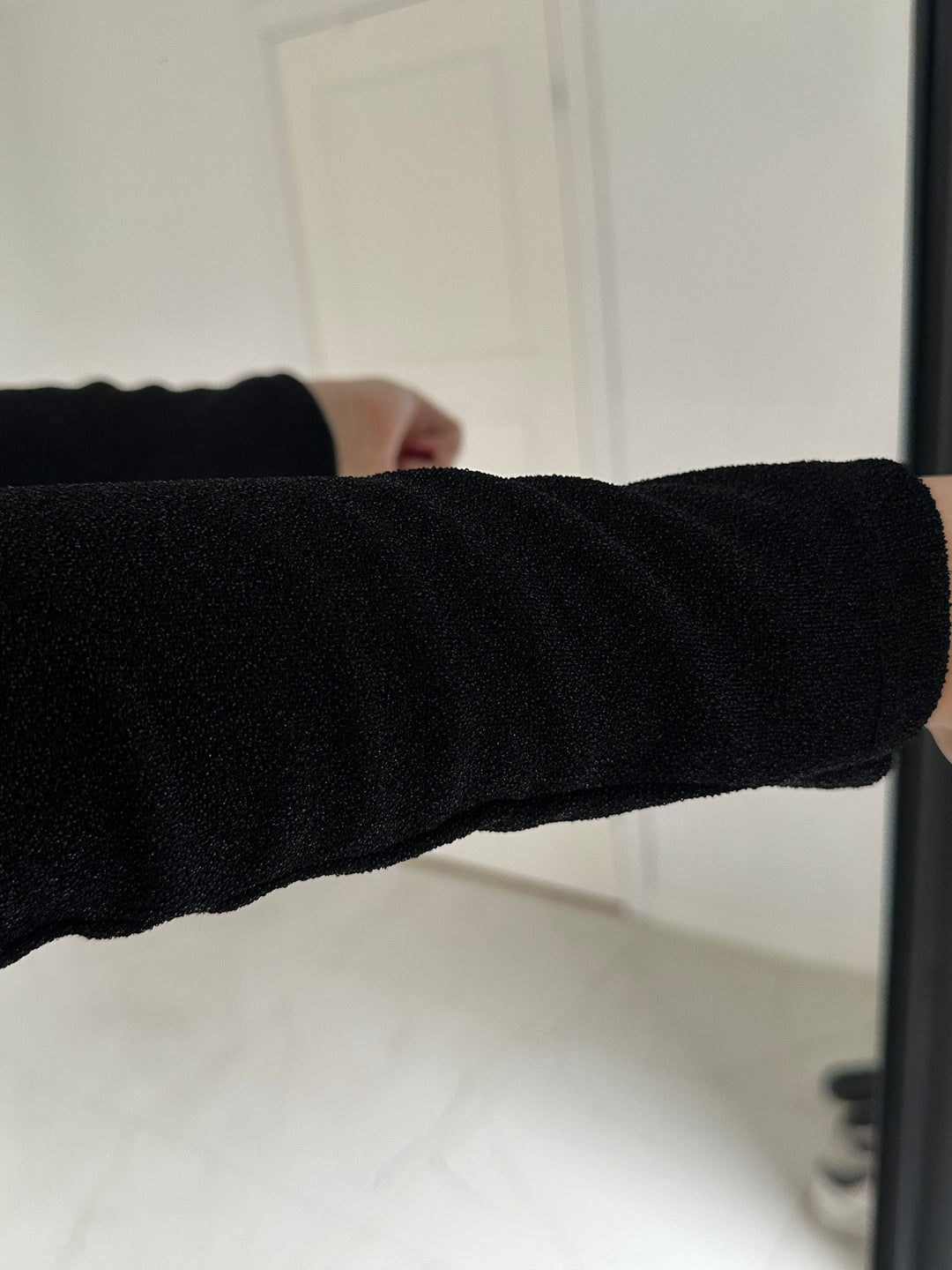 MEGAN - Glitterklänning med gulddetalj - Svart