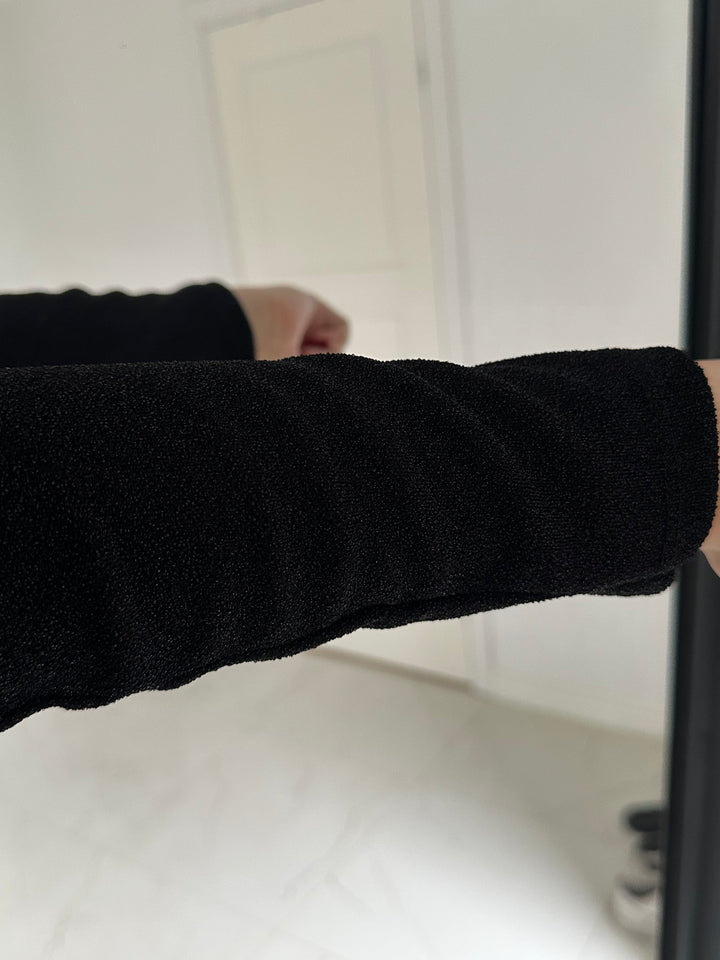 MEGAN - Glitterklänning med gulddetalj - Svart