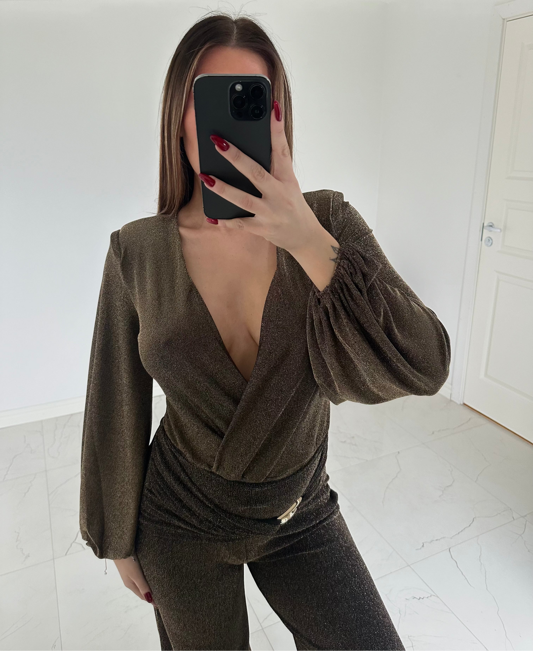 MIRJAM - Glitterbody med axelvadd - Mörk Guld