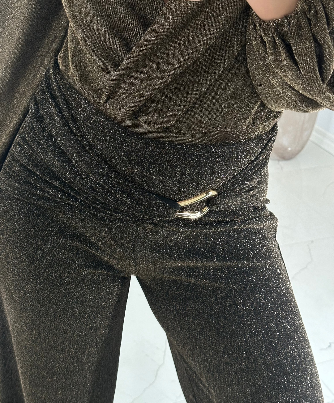 MACY - Glitterbyxa med gulddetalj - Mörk Guld