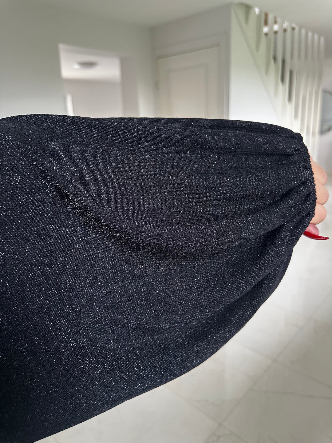 MIRJAM - Glitterbody med axelvadd - Svart