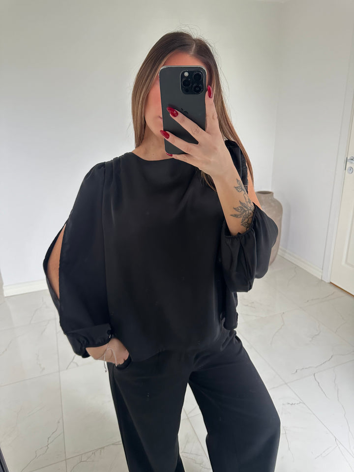 GRACE - Satinblus med öppen ärm - Svart