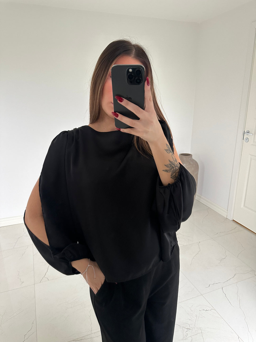 GRACE - Satinblus med öppen ärm - Svart