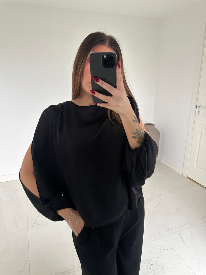 GRACE - Satinblus med öppen ärm - Svart