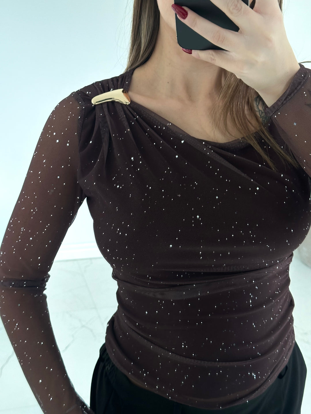 LEONA - Glittertop med guld detalj - Brun