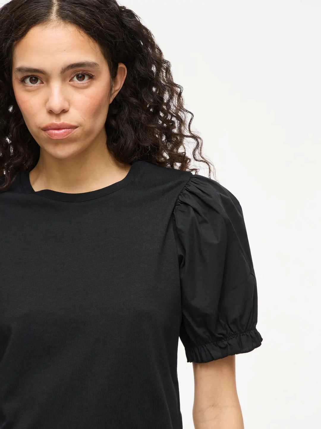 RIFA - T-Shirt med puffärm - Svart
