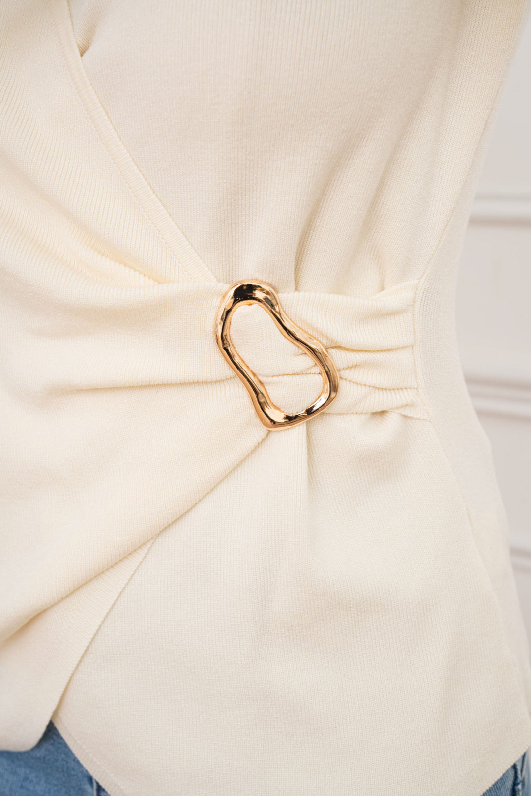 SELECTED BY KABARE - Jade - Top med guldspänne - Offwhite