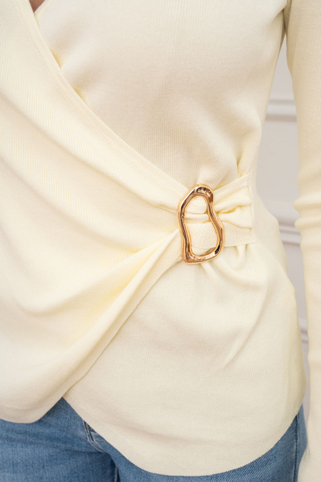 SELECTED BY KABARE - Jade - Top med guldspänne - Butter Yellow