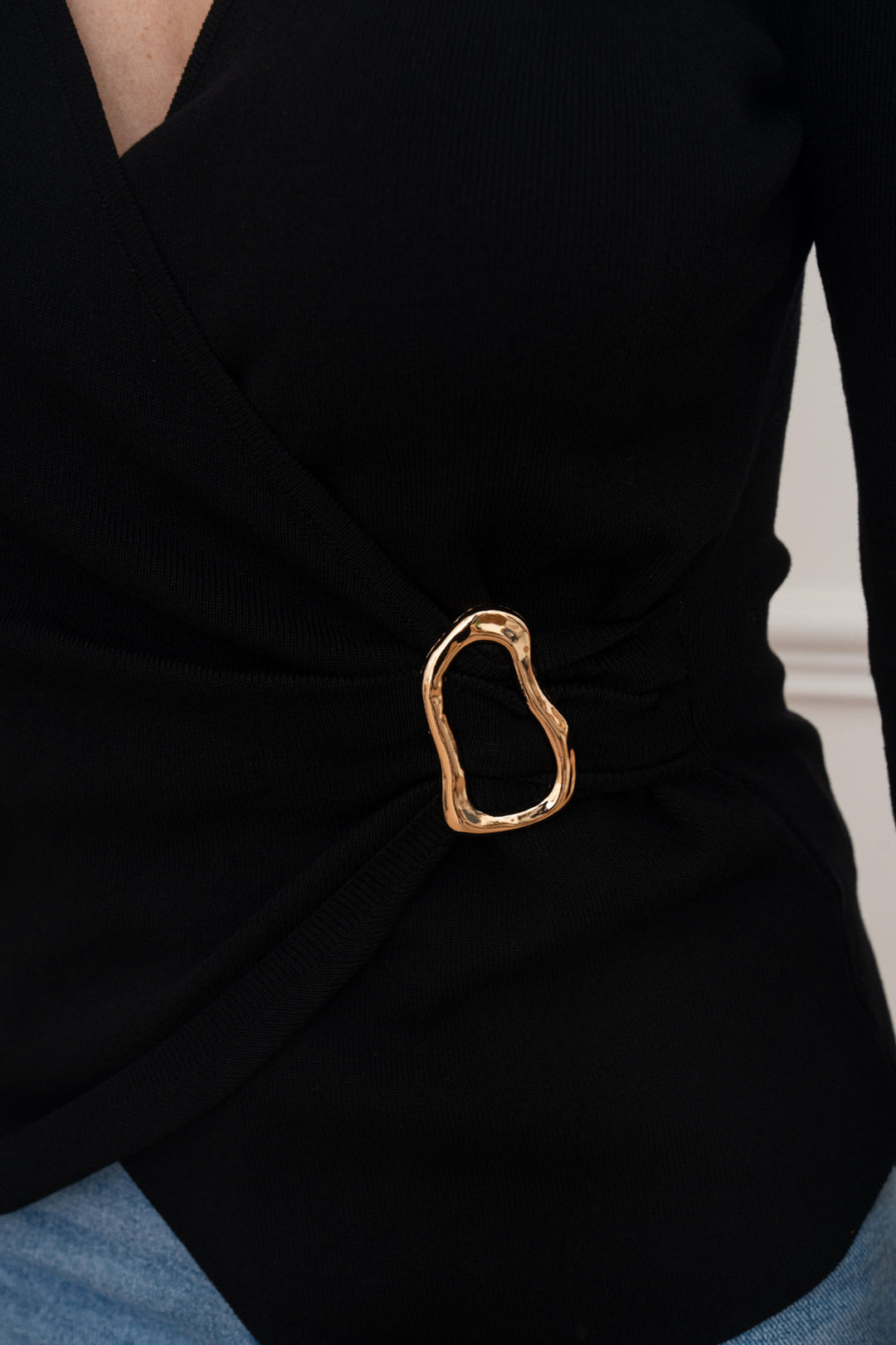 SELECTED BY KABARE - Jade - Top med guldspänne - Black