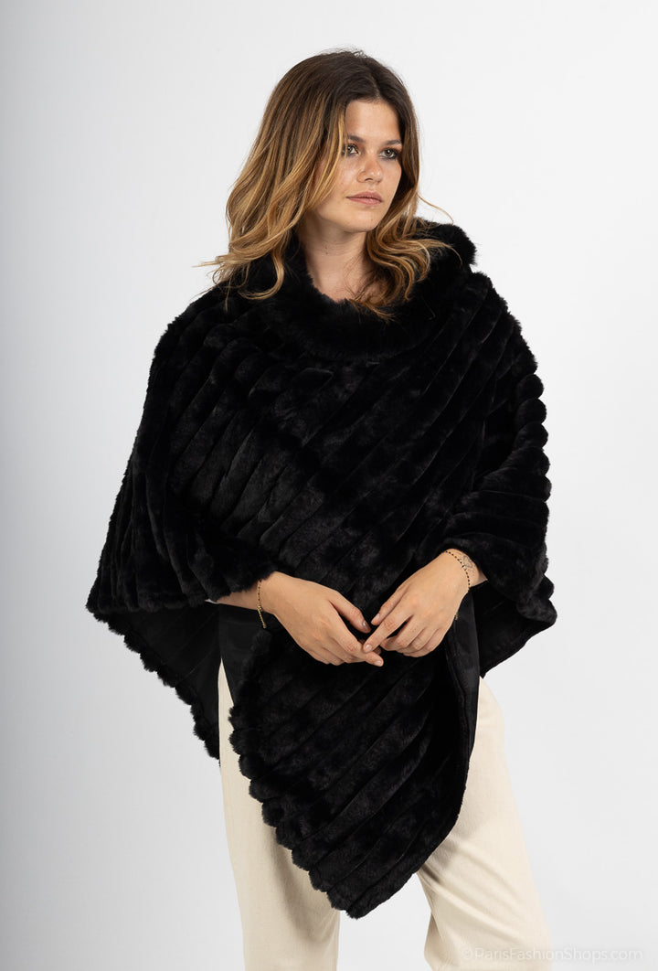 Maya - Poncho i Fake fur - Svart