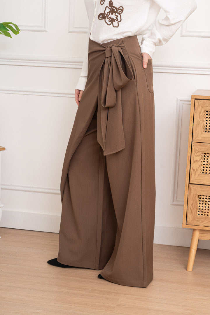 SELECTED BY KABARE - Adele - Vida byxor med omlottfront - Brun