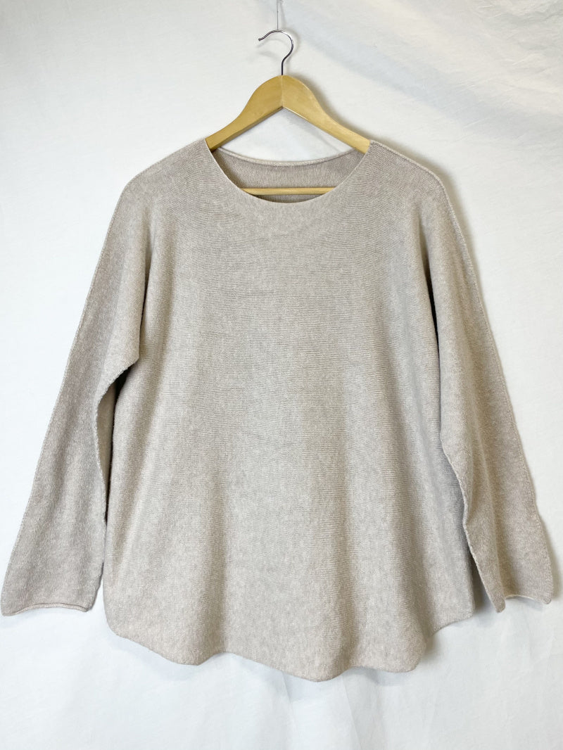 Pernilla - A formad jumper - Sand