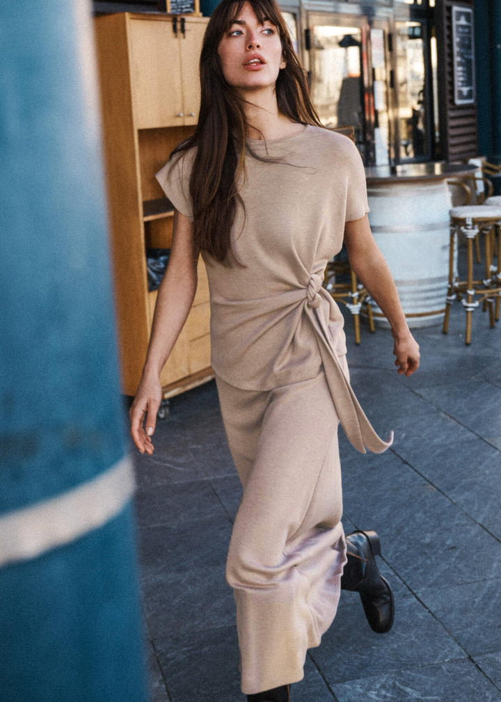 LINDA - T-shirt med knyt - Beige - Påfyllning är på väg hem