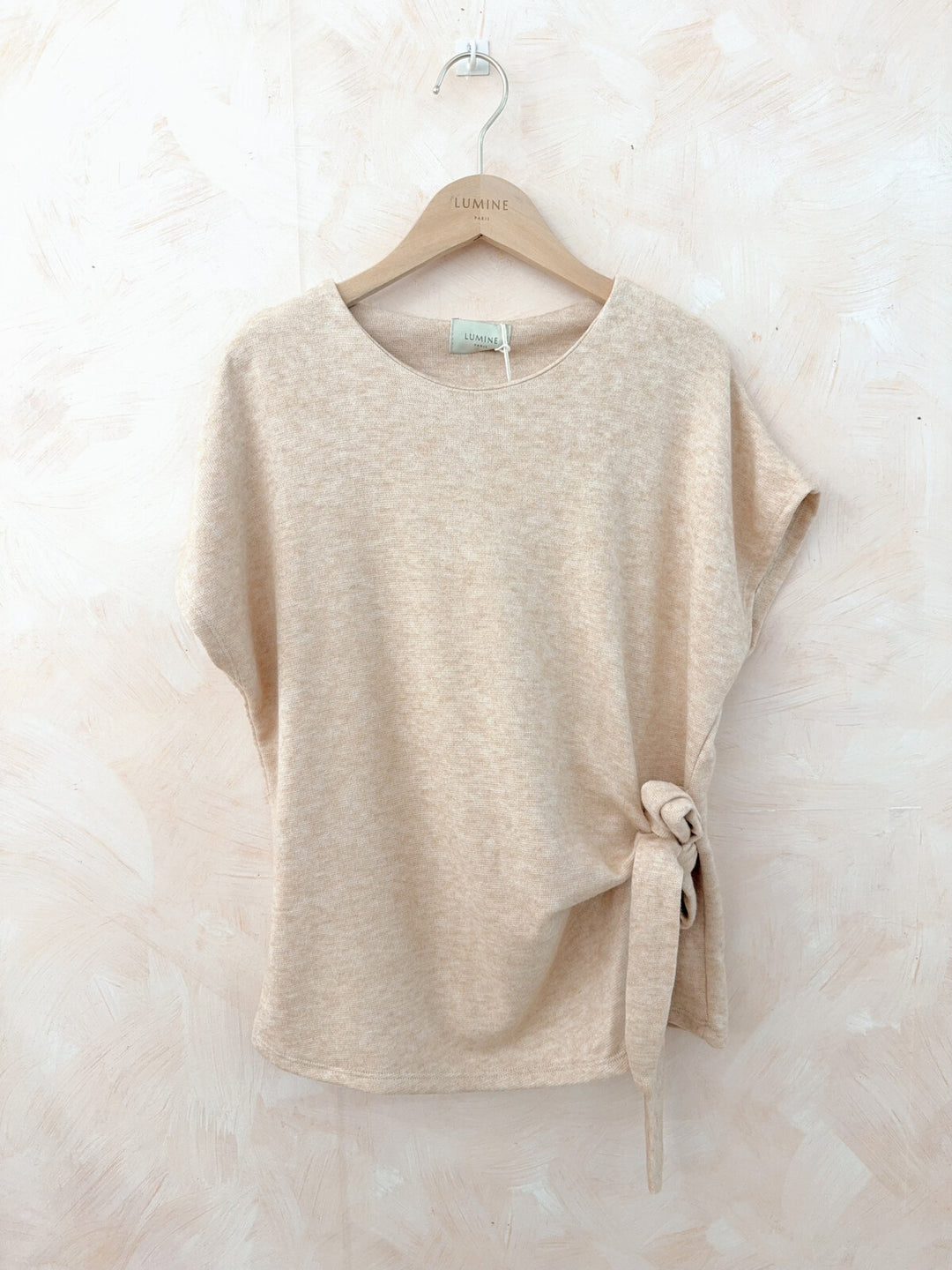 LINDA - T-shirt med knyt - Beige - Påfyllning är på väg hem